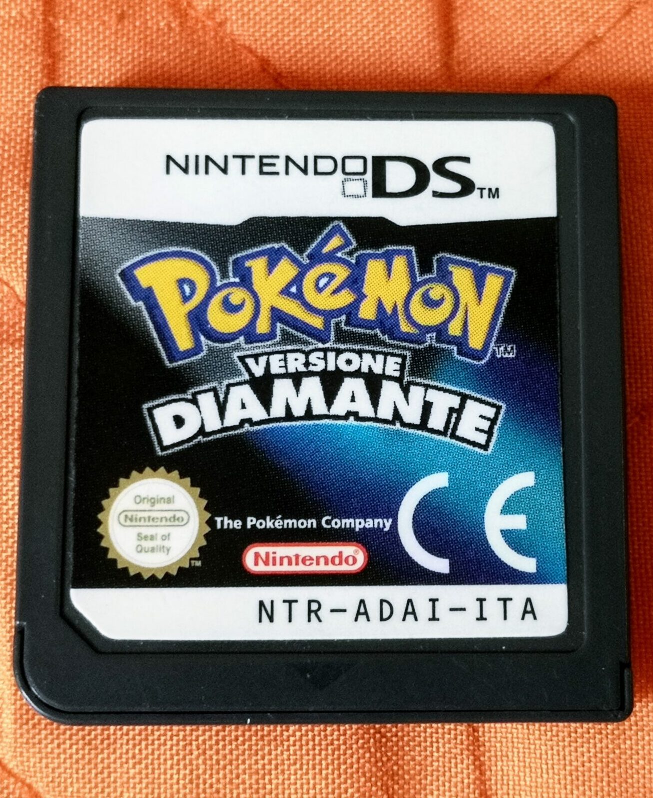 Pokémon Versione Diamante, scheda di gioco vista frontale