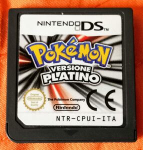 Pokémon Versione Platino, scheda di gioco vista frontale