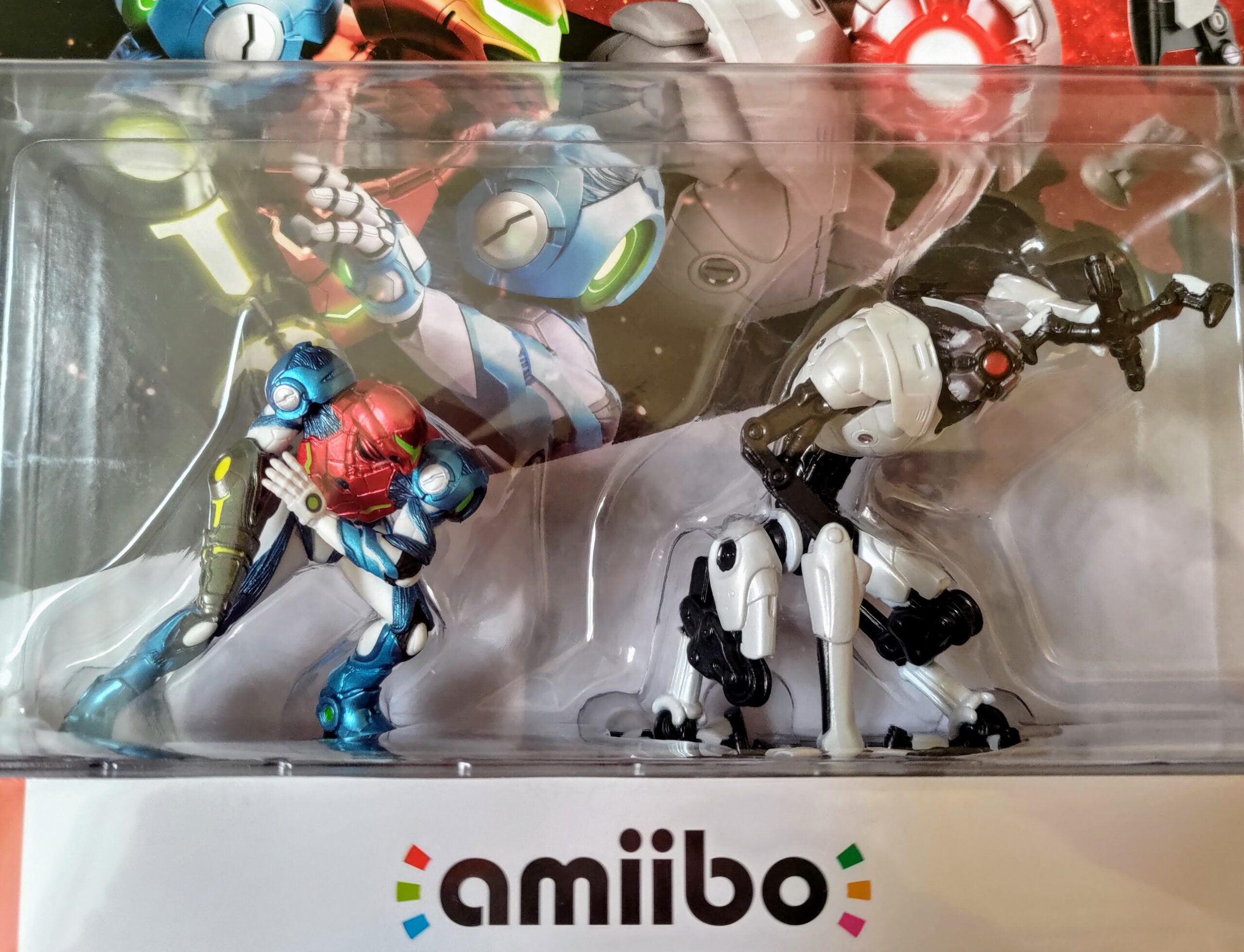 Metroid Dread 2 Amiibo Pack, dettaglio Samus e E.M.M.I.