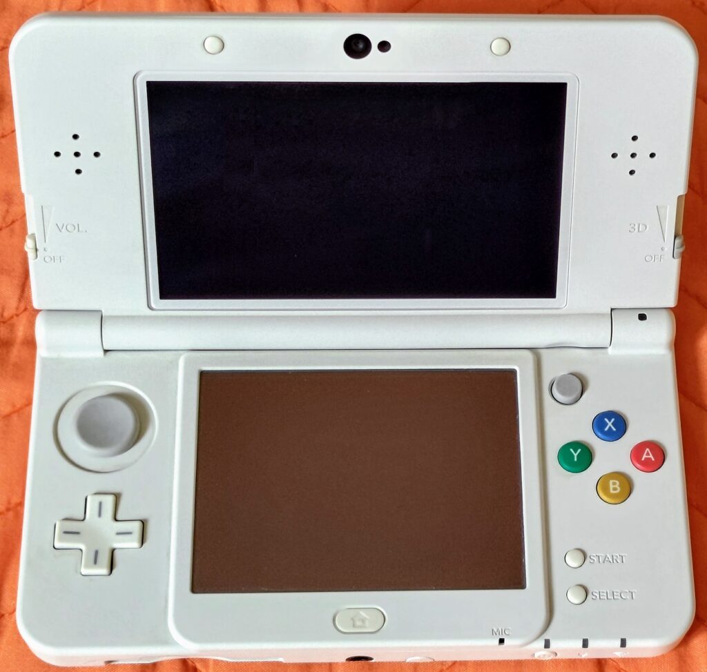 New Nintendo 3DS Ambassador Edition, vista 3