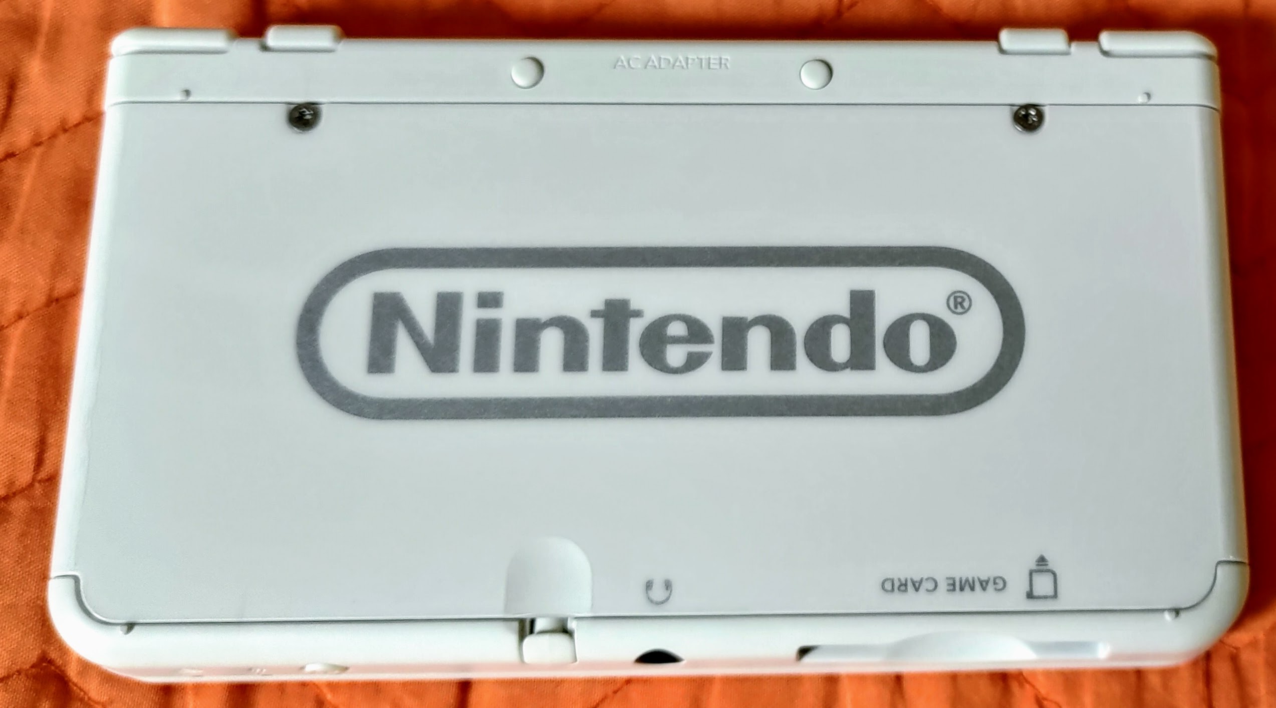 New Nintendo 3DS Ambassador Edition, vista 1