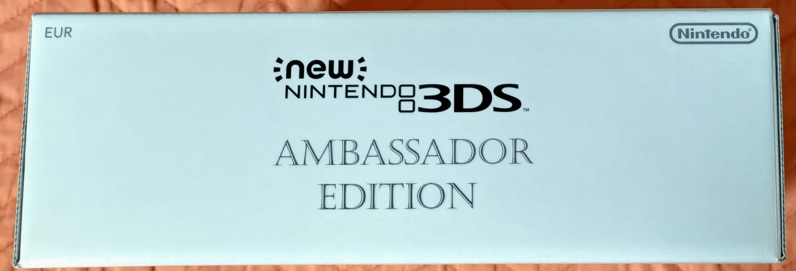 New Nintendo 3DS Ambassador Edition Bundle, lato 2