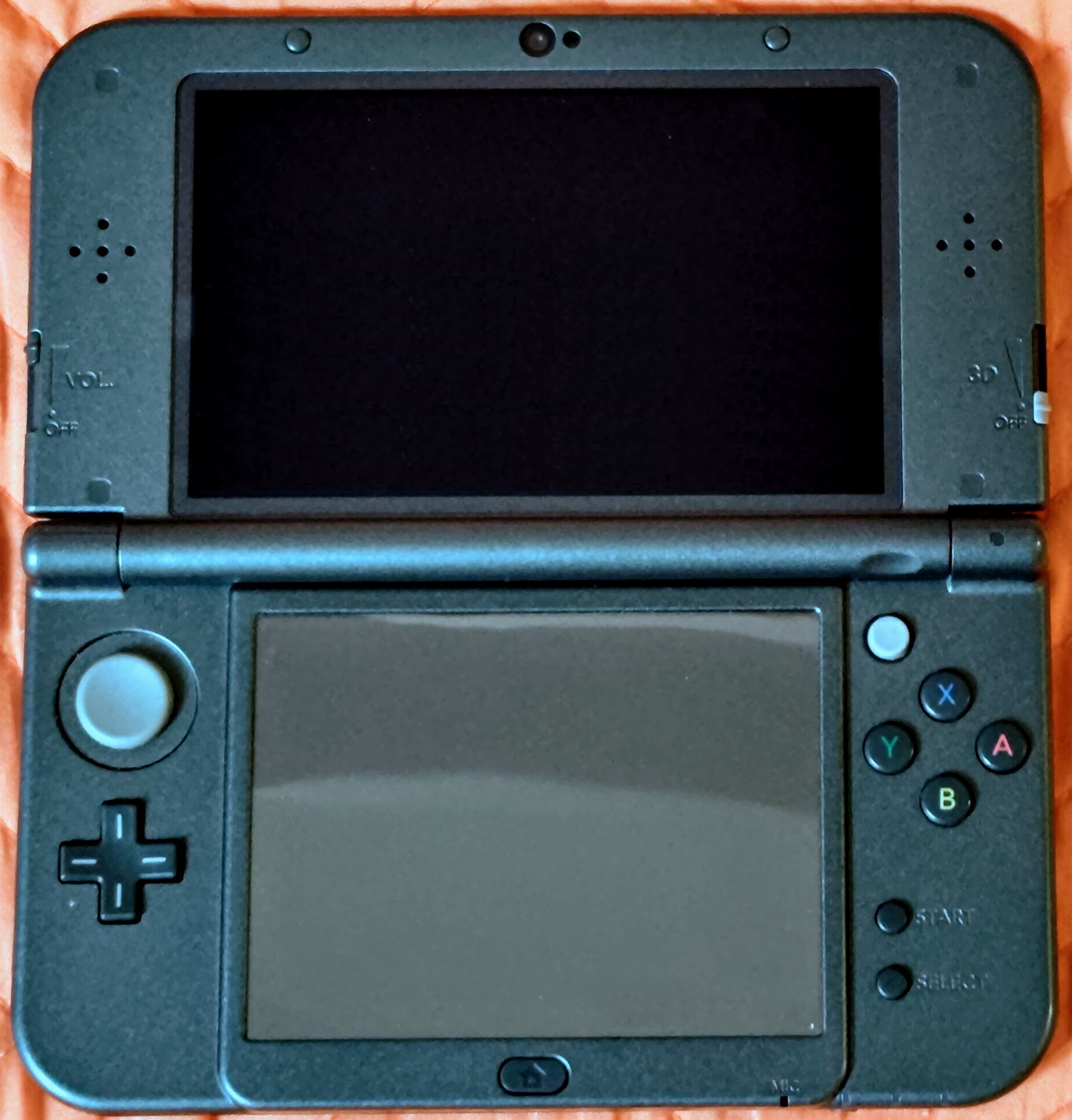 New Nintendo 3DS XL "Monster Hunter 4 Ultimate Edition", sul piano