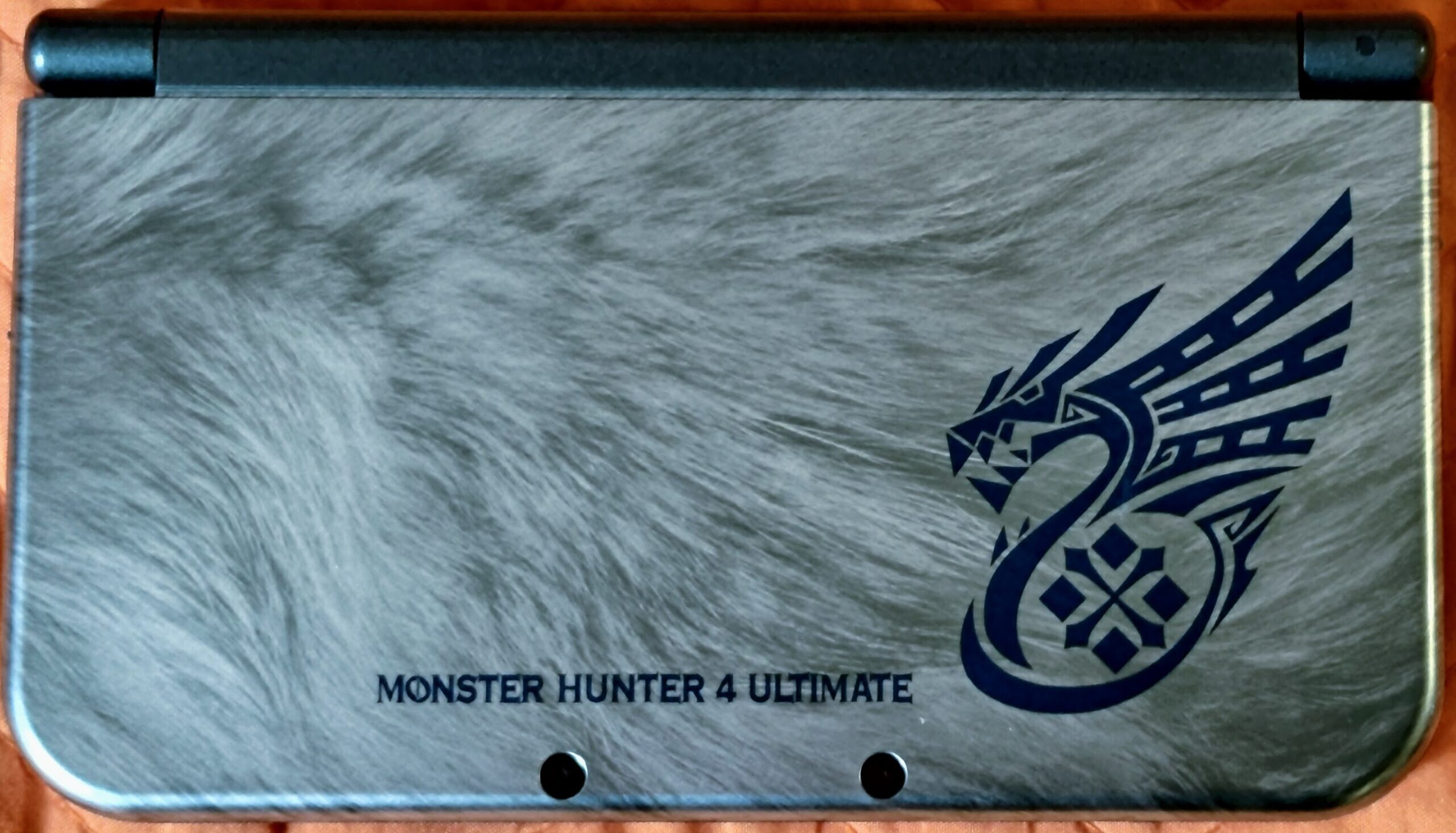 New Nintendo 3DS XL "Monster Hunter 4 Ultimate Edition", grafica anteriore
