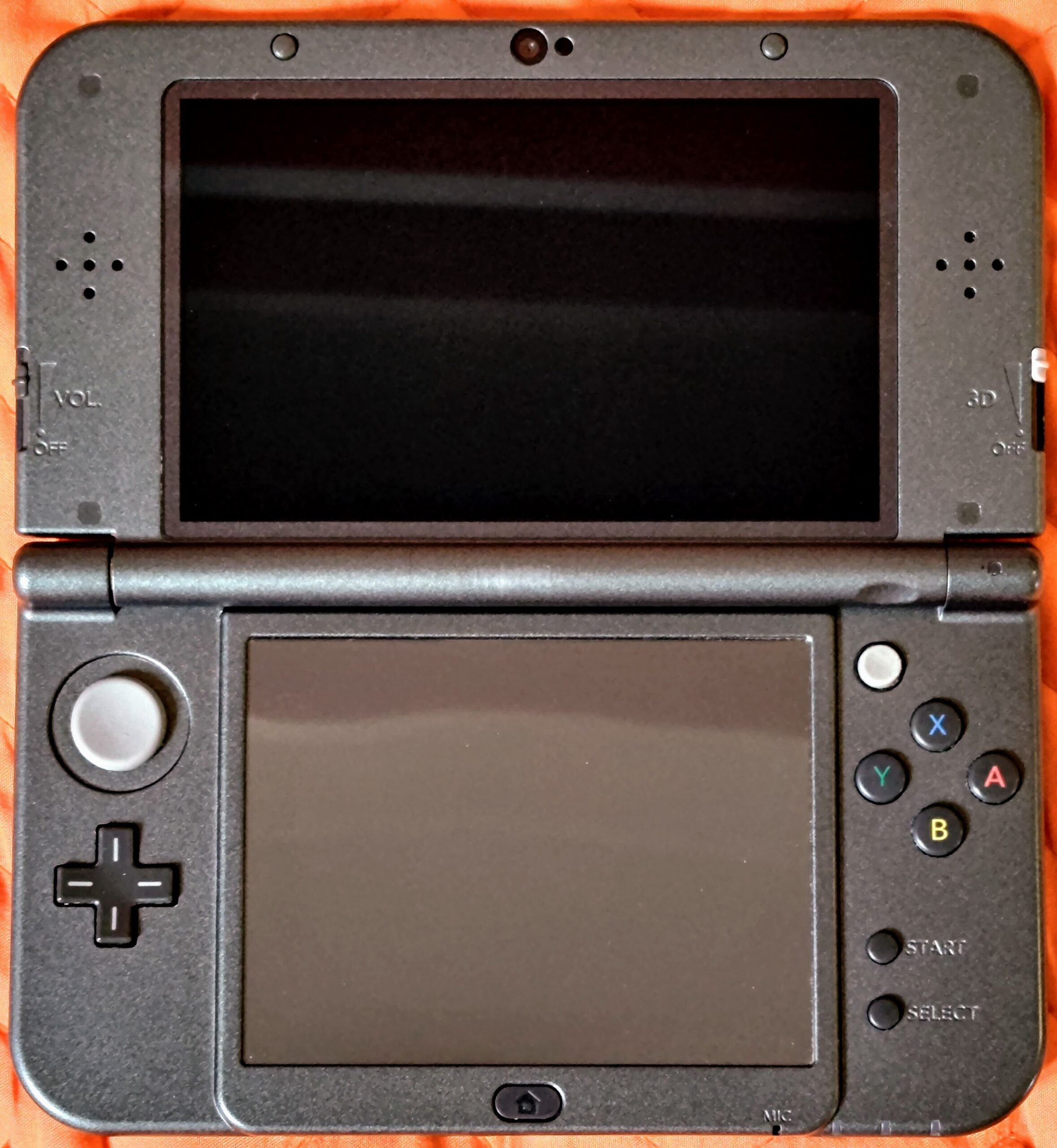 New Nintendo 3DS XL "Nero Metallico", sul piano