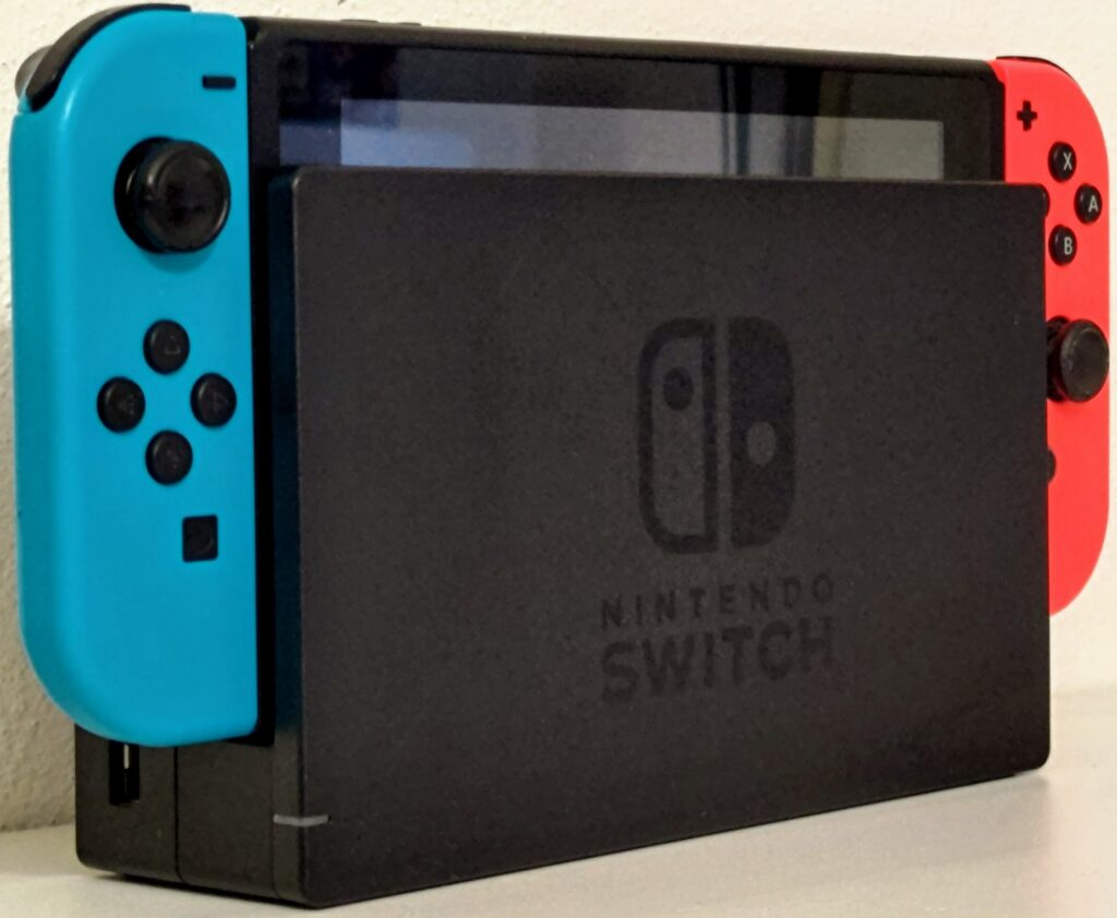 Nintendo Switch (revisione 2) con Joy-Con nel Grip e nel Dock