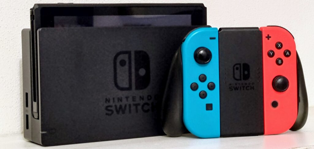 Nintendo Switch (revisione 2) con Joy-Con nel Grip