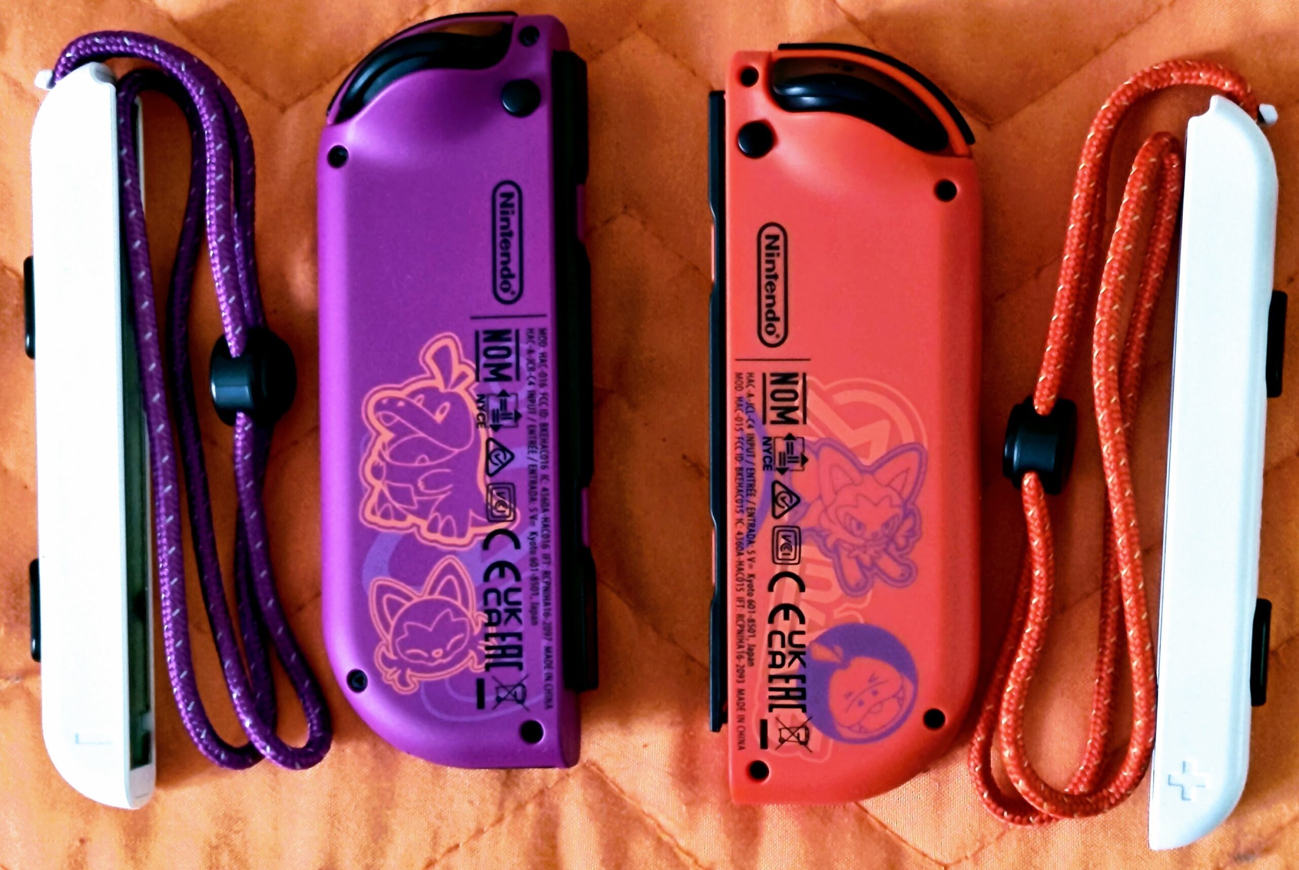 Retro Joy-Con (L) e Joy-Con (R) e Laccetti (L/R) per Nintendo Switch – OLED Model Pokémon Scarlet & Violet Edition